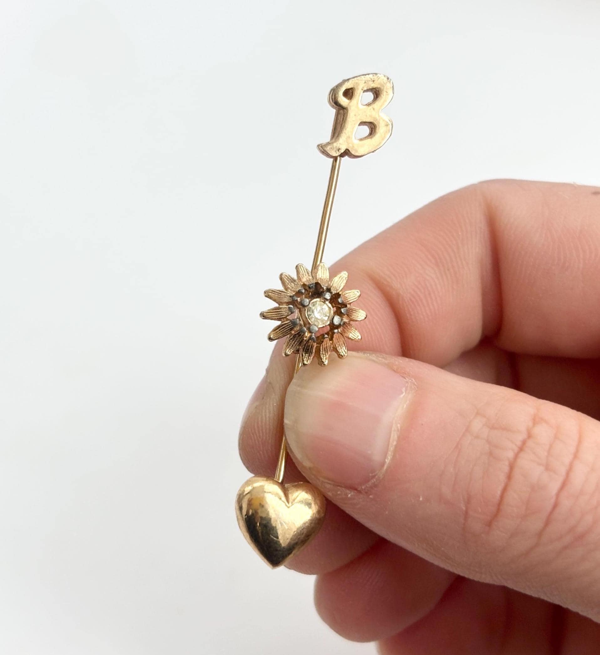 Buchstabe B Mit Monogramm, Sonnenblumen-Form & Herzförmige Vintage Goldfarbene Stick-Anstecknadel von TheNostalgiaHaus
