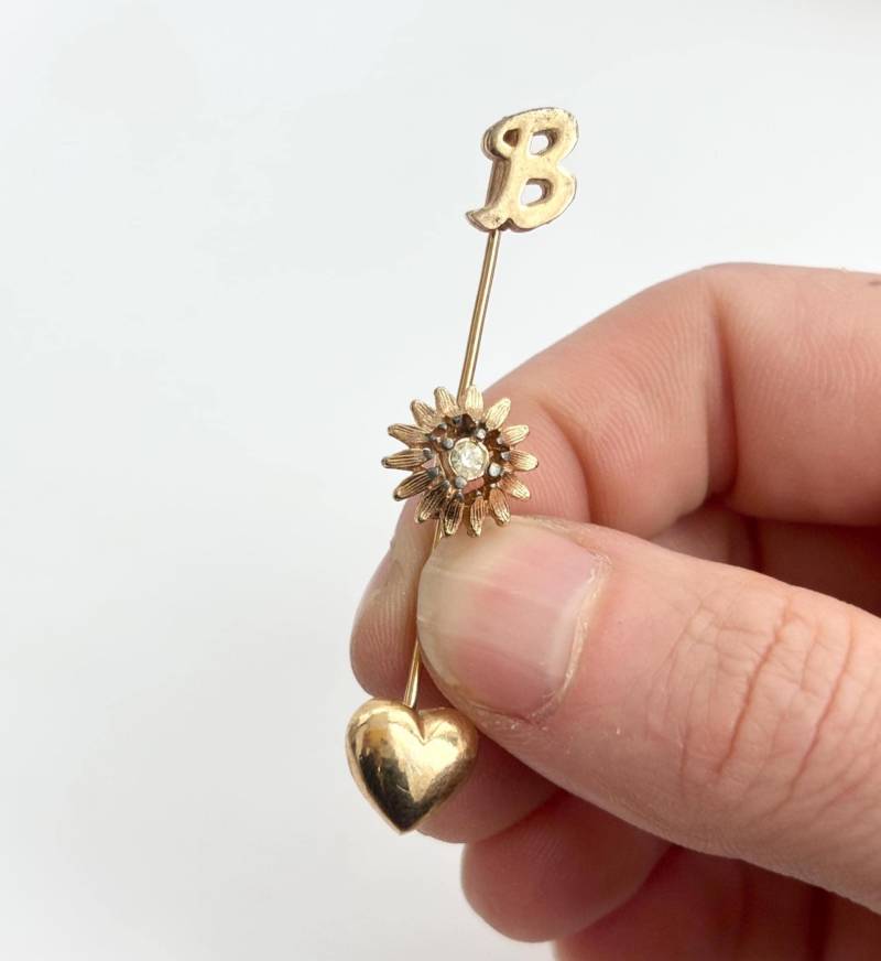 Buchstabe B Mit Monogramm, Sonnenblumen-Form & Herzförmige Vintage Goldfarbene Stick-Anstecknadel von TheNostalgiaHaus