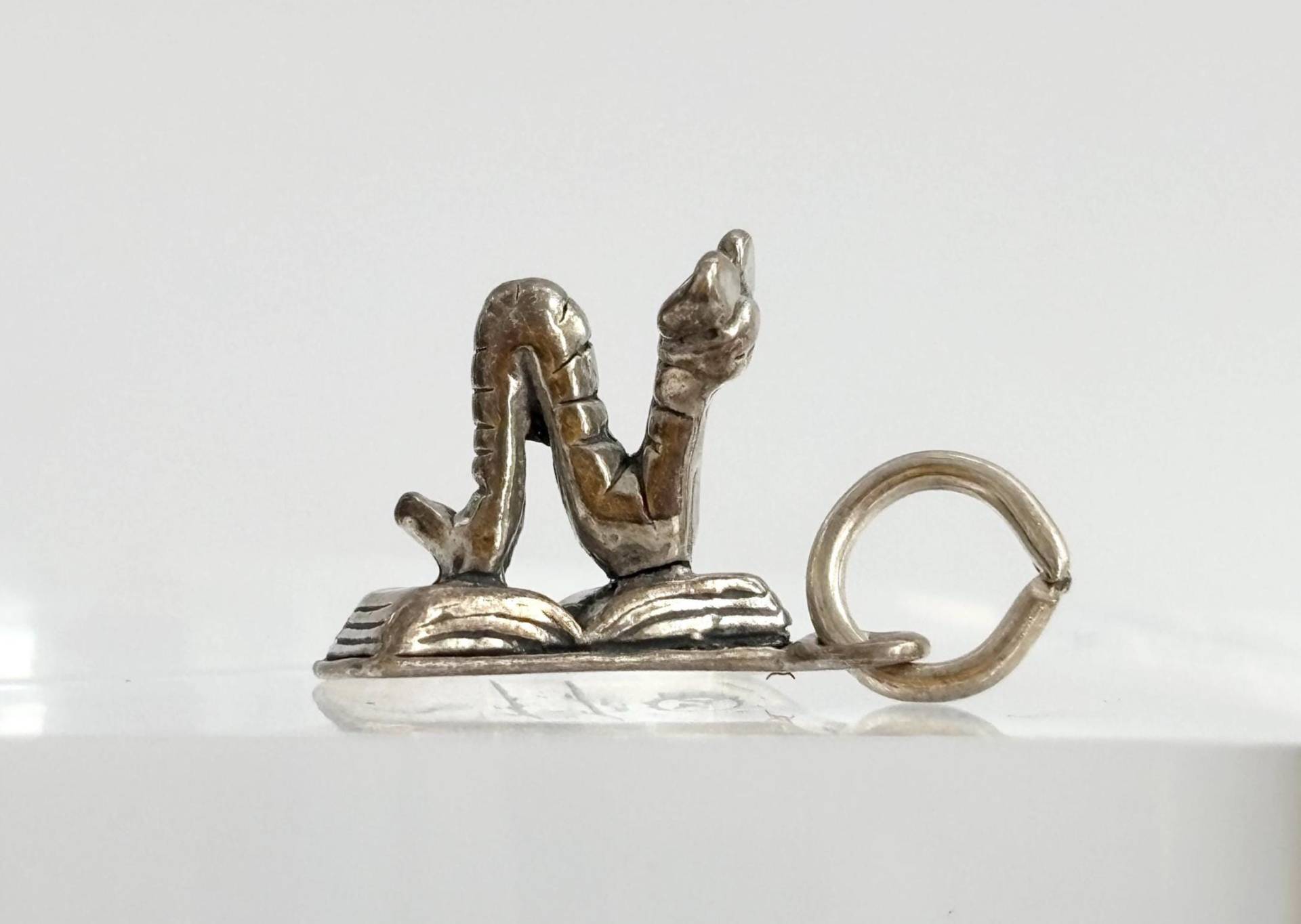 Bücherwurm Form Hand Geschnitzt Sterling Silber 925 Vintage Anhänger von TheNostalgiaHaus