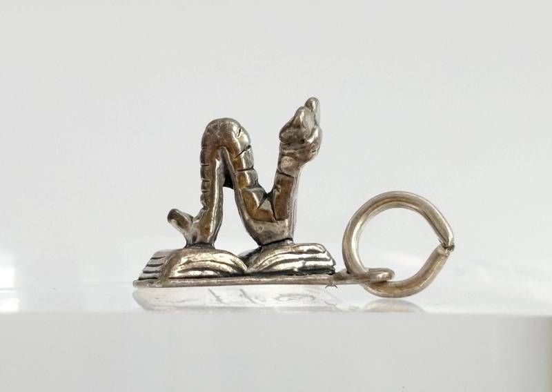 Bücherwurm Form Hand Geschnitzt Sterling Silber 925 Vintage Anhänger von TheNostalgiaHaus