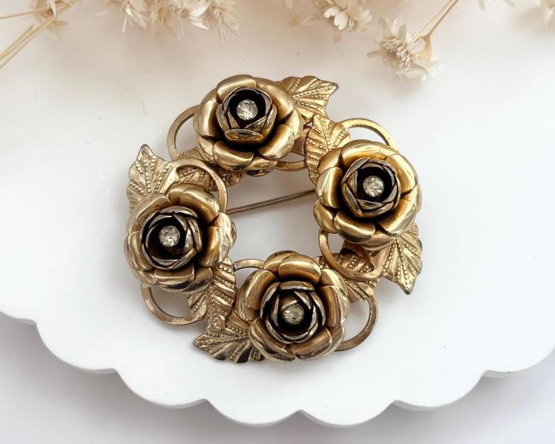 Cabbage Rosebud & Strass Akzent Kranzförmige Texturierte Vintage Goldfarbene Brosche von TheNostalgiaHaus