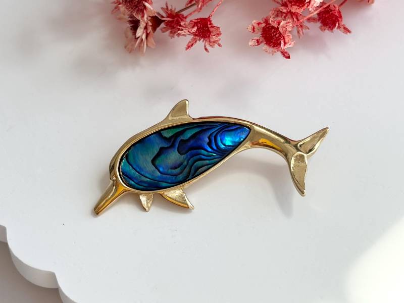 Delfin Figural Faux Blau Abalone Gold Toned 90Er Jahre Vintage Anstecknadel von TheNostalgiaHaus