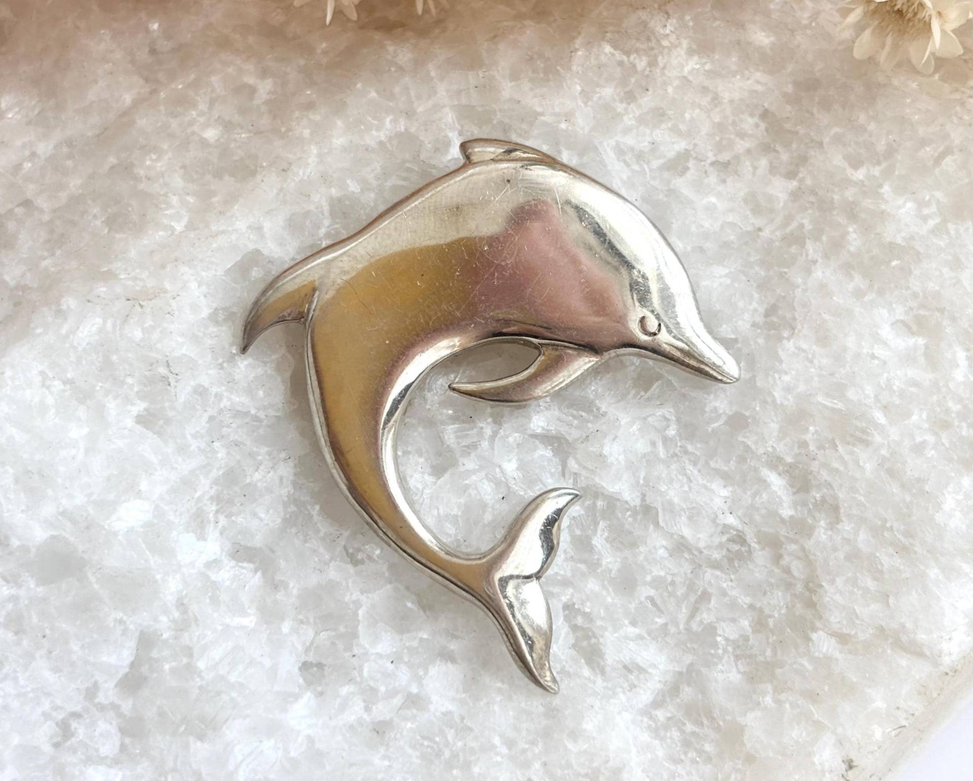 Delfin Figural Morgensonne Signierte Polierte Sterling Silber Vintage Texturierte Große Brosche Anstecknadel von TheNostalgiaHaus