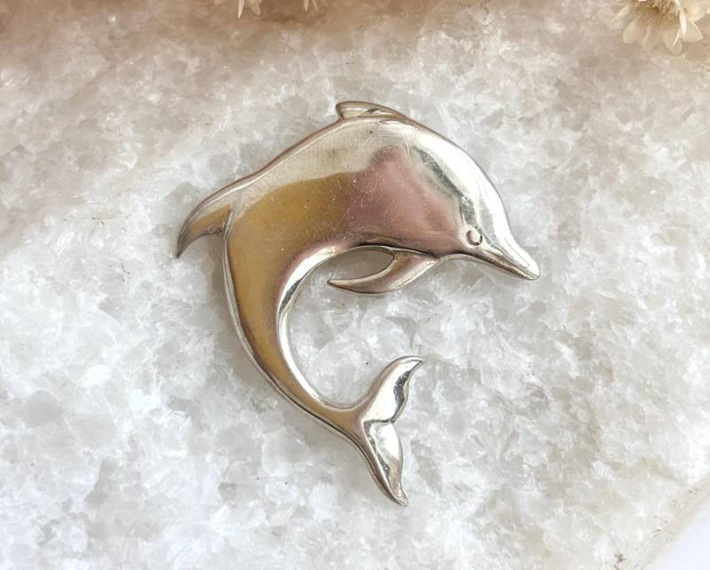 Delfin Figural Morgensonne Signierte Polierte Sterling Silber Vintage Texturierte Große Brosche Anstecknadel von TheNostalgiaHaus