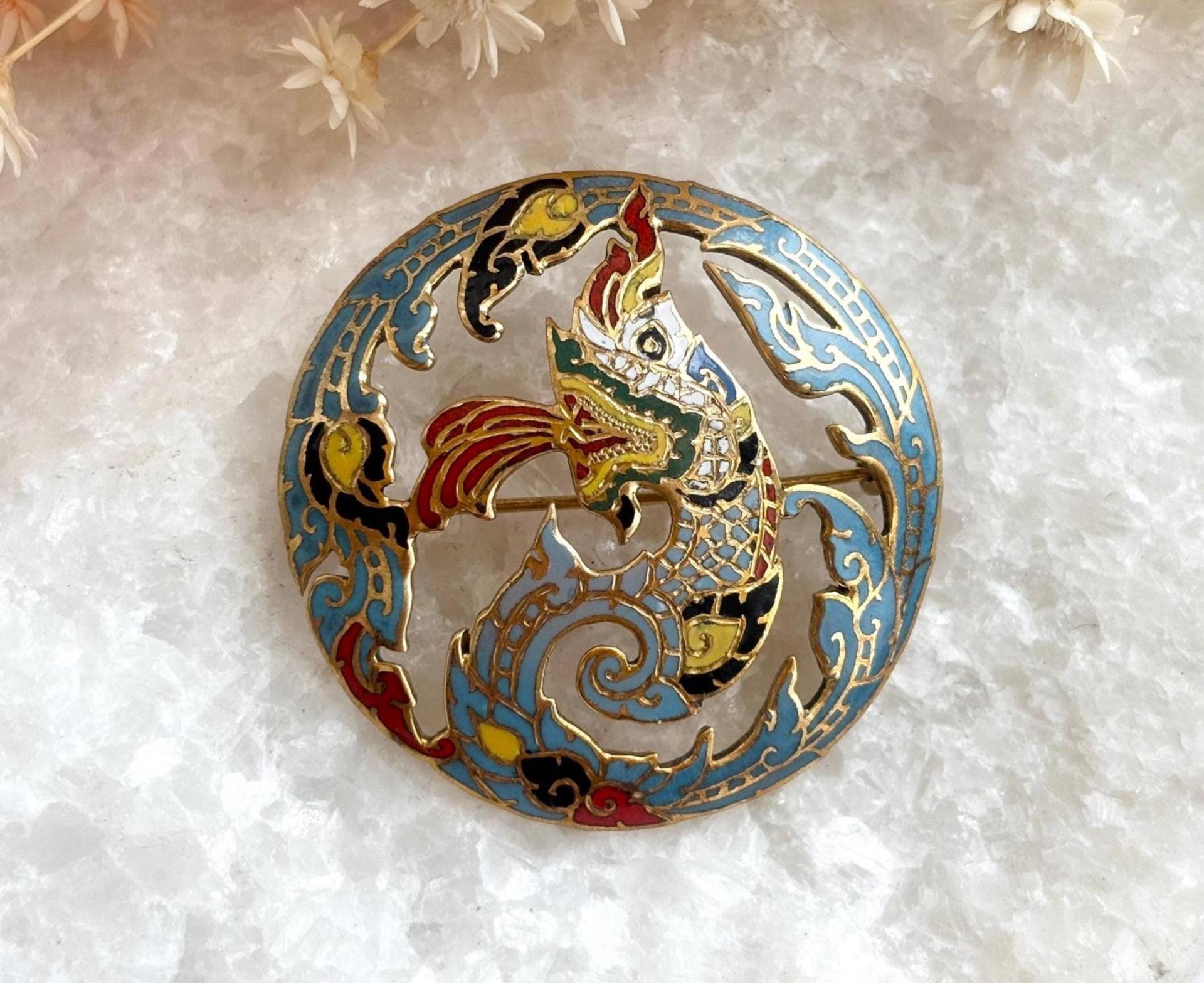 Drachen Figural Cloissone Gold Tone Emaillierte Verzierte Vintage Ausschnitt Brosche Anstecknadel von TheNostalgiaHaus