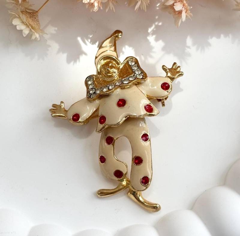 Emaillierte Polka Dot Clown Figur W/Creme & Rote Tupfen Und Strass Brosche von TheNostalgiaHaus
