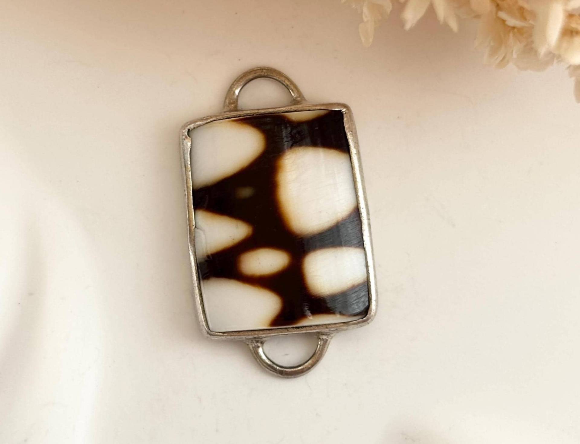 Erdnussholz Jaspis Kristallstein Rechteckig Teeny Tiny Sterling Silber 925 Kleiner Niedlicher Vintage Anhänger von TheNostalgiaHaus