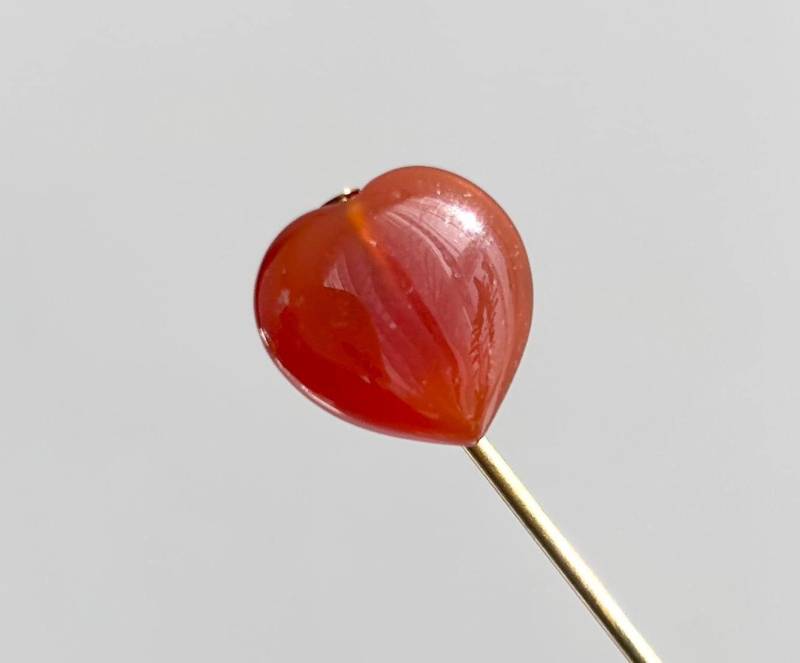 Faux Karneol Stein Herzförmige Minimalist Gold Getönten Vintage Stick Pin | Hutnadel Anstecknadel von TheNostalgiaHaus