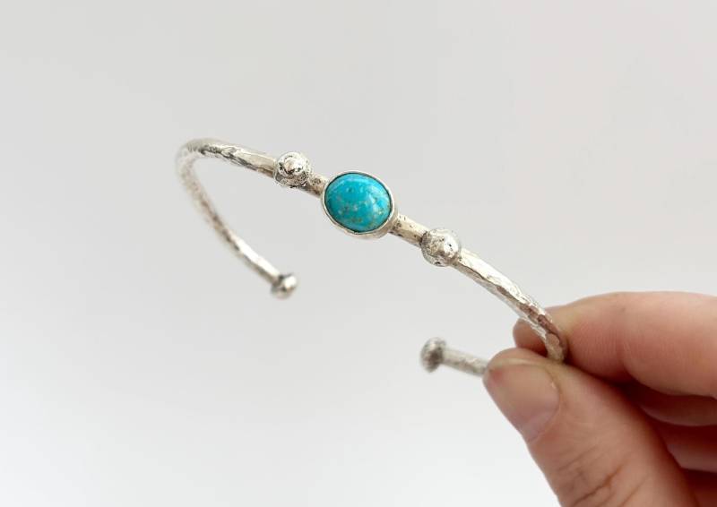 Gehämmerter Zinn Natürlicher Dornröschen Türkis Cuff Style Vintage Armreif von TheNostalgiaHaus