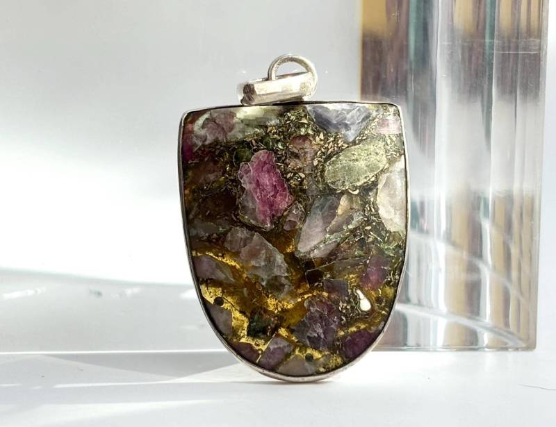 Gemischter Turmalin in Harz Pin & Grüner Großer Sterling Silber 925 Vintage Statement Anhänger von TheNostalgiaHaus