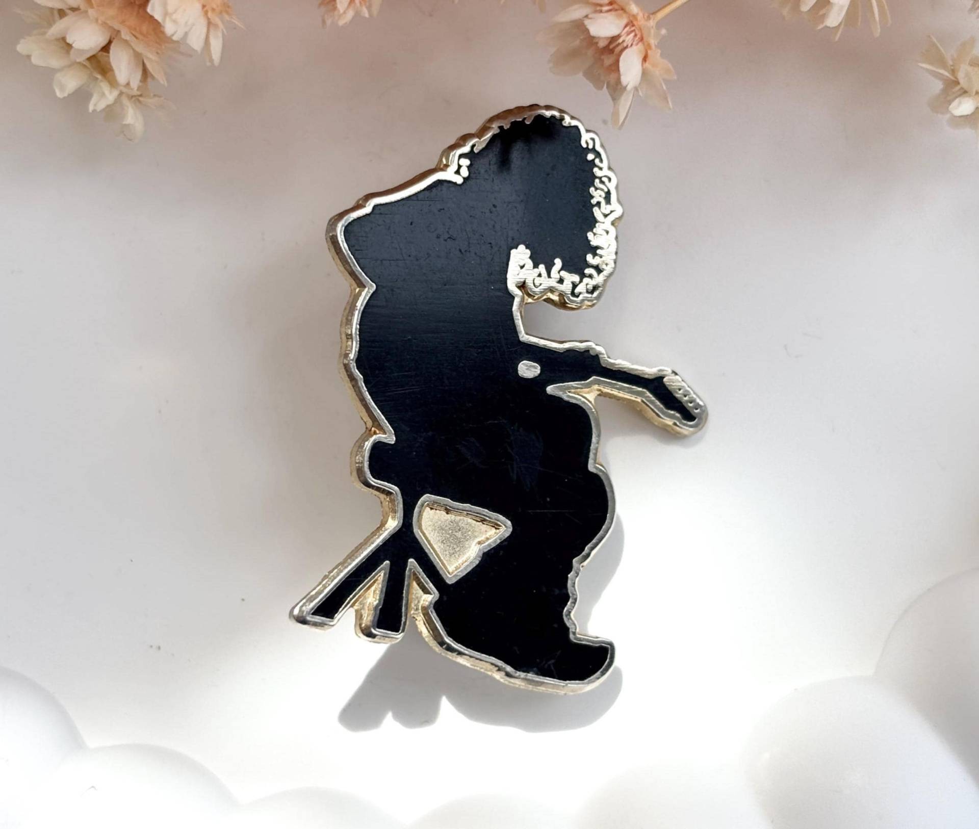 "Gitarrist Silber & Schwarz Vintage Sitzend "I Got My Way & You Yours" Signierter Winziger Doppelter Revers-Musik-Pin." von TheNostalgiaHaus