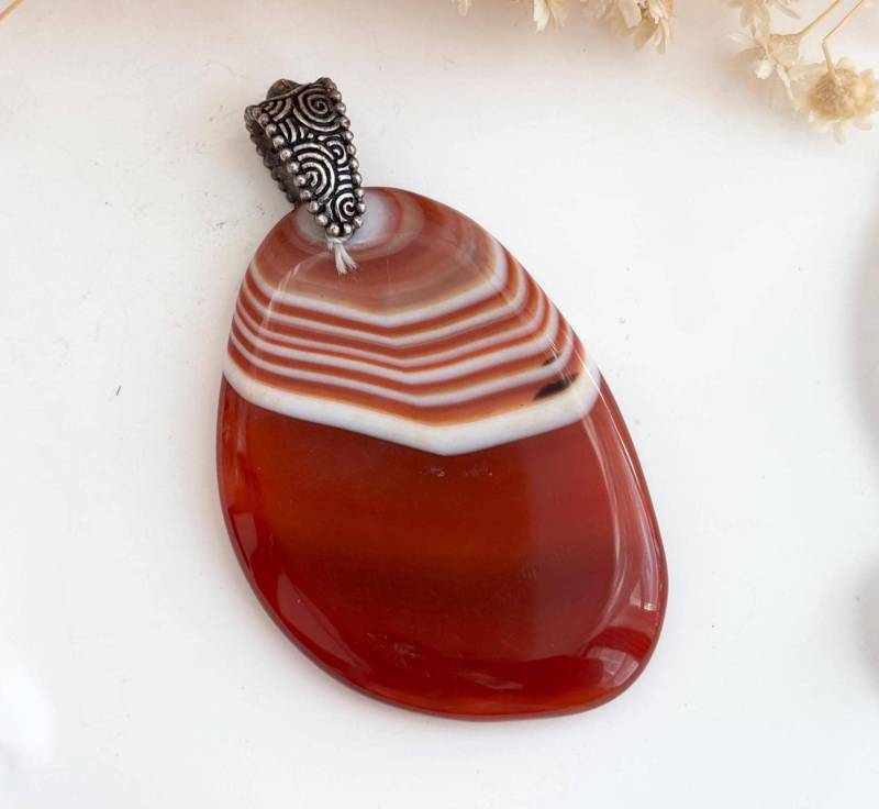 Golden Banded Achat Kristall Oval Geformte Große Silberfarbene Vintage Statement Anhänger von TheNostalgiaHaus