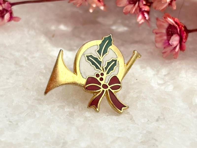 Goldfarbene Fliege Für Waldhorn + Mistelgrüne Und Rote Emaille Anstecknadel | Brosche von TheNostalgiaHaus