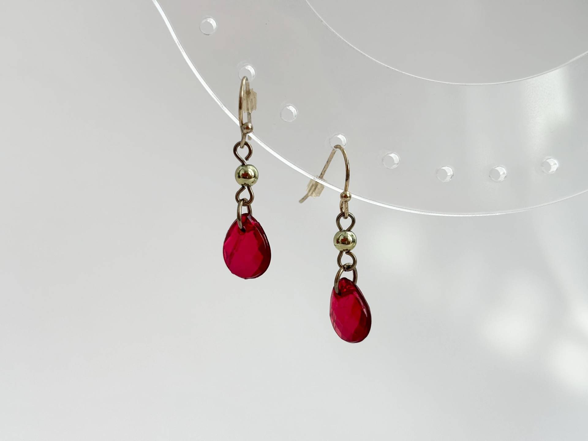 Goldfarbene & Rote Teardrop Edelstein-Weinlese-Ohrringe von TheNostalgiaHaus