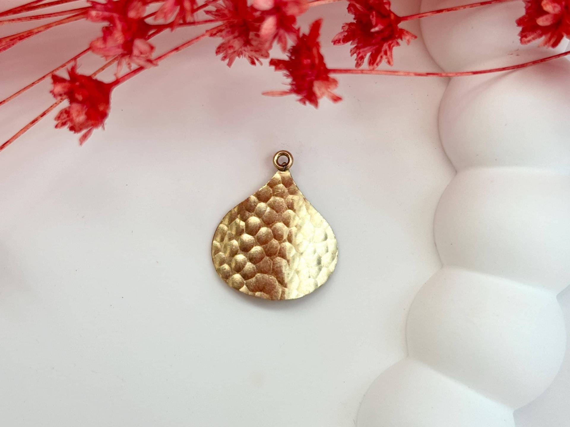 Goldfarbener Tropfenförmiger Gehämmerter Vintage Anhänger | Schmuckstück von TheNostalgiaHaus