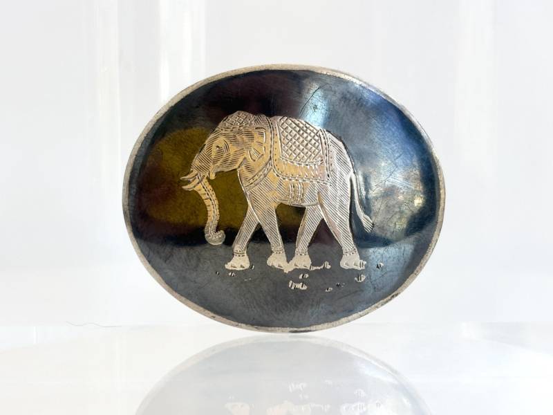 Hand Geschnitzte Elefant Besondere Geformte Siam Sterling Silber Vintage Thai Made Handgemachte Nielloware Brosche Pin von TheNostalgiaHaus