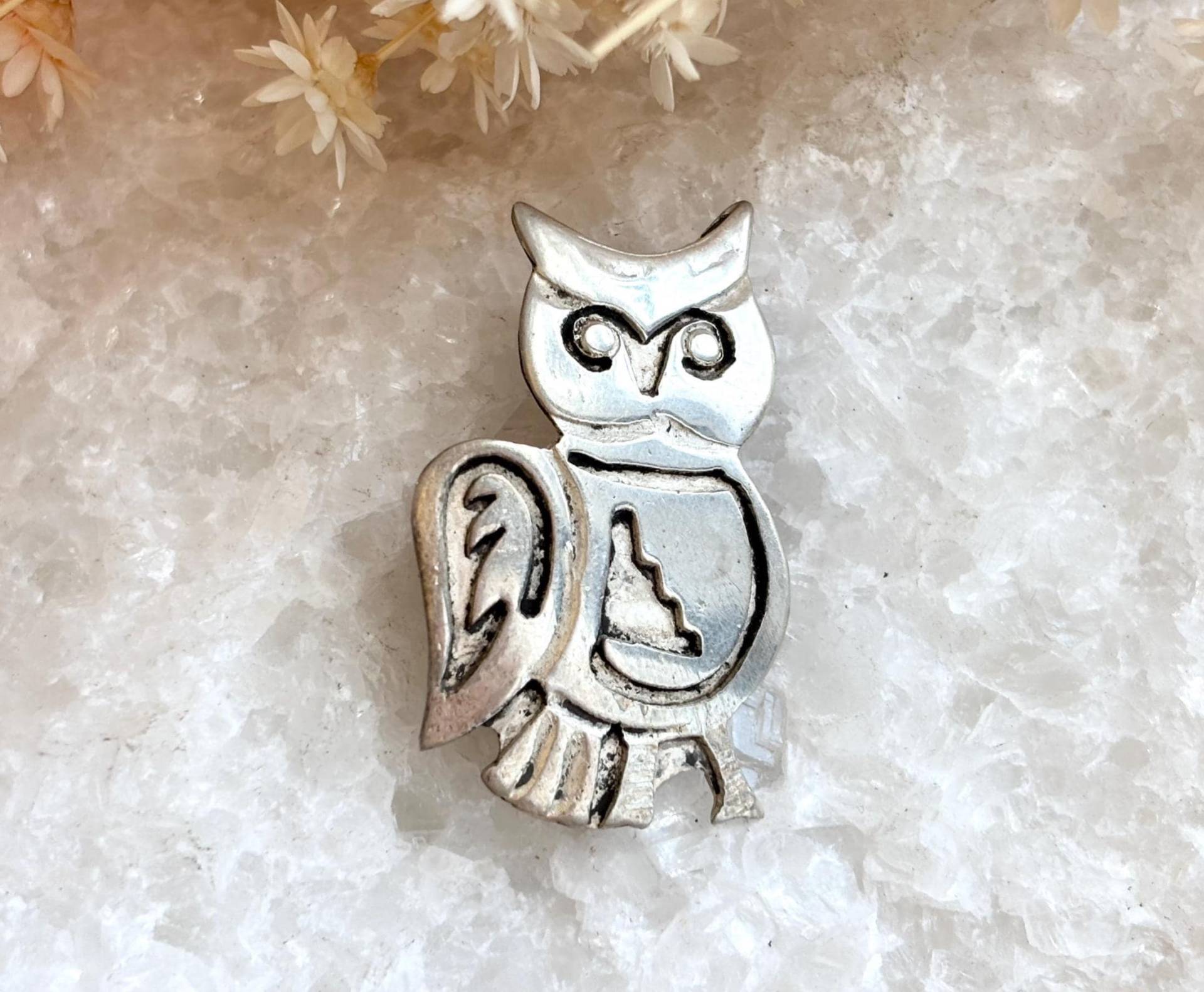 Hand Geschnitzte Kleine Eule Südwesten Stil Zinn Silber Getönt Vintage Strukturierte Brosche Anstecknadel von TheNostalgiaHaus