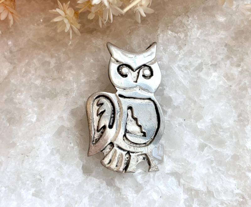 Hand Geschnitzte Kleine Eule Südwesten Stil Zinn Silber Getönt Vintage Strukturierte Brosche Anstecknadel von TheNostalgiaHaus