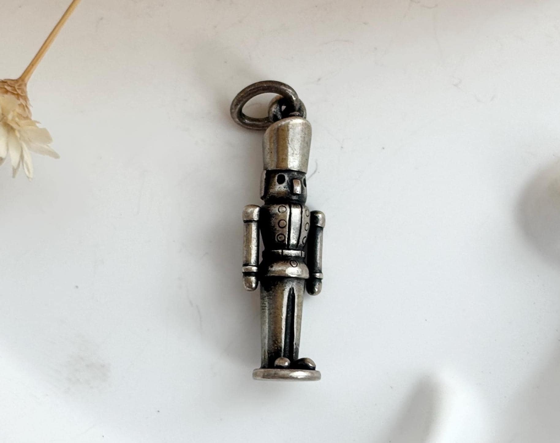 James Avery Rare Weihnachtsnussknacker Im Ruhestand Teeny Winzige Figural Kleiner Niedlicher Vintage Anhänger von TheNostalgiaHaus