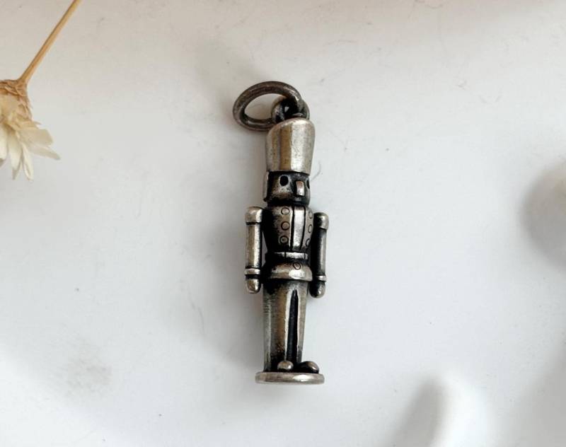 James Avery Rare Weihnachtsnussknacker Im Ruhestand Teeny Winzige Figural Kleiner Niedlicher Vintage Anhänger von TheNostalgiaHaus