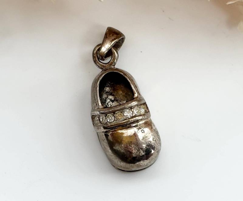 Kinder Schuh Silber Toned Strass Akzent Vintage Anhänger von TheNostalgiaHaus