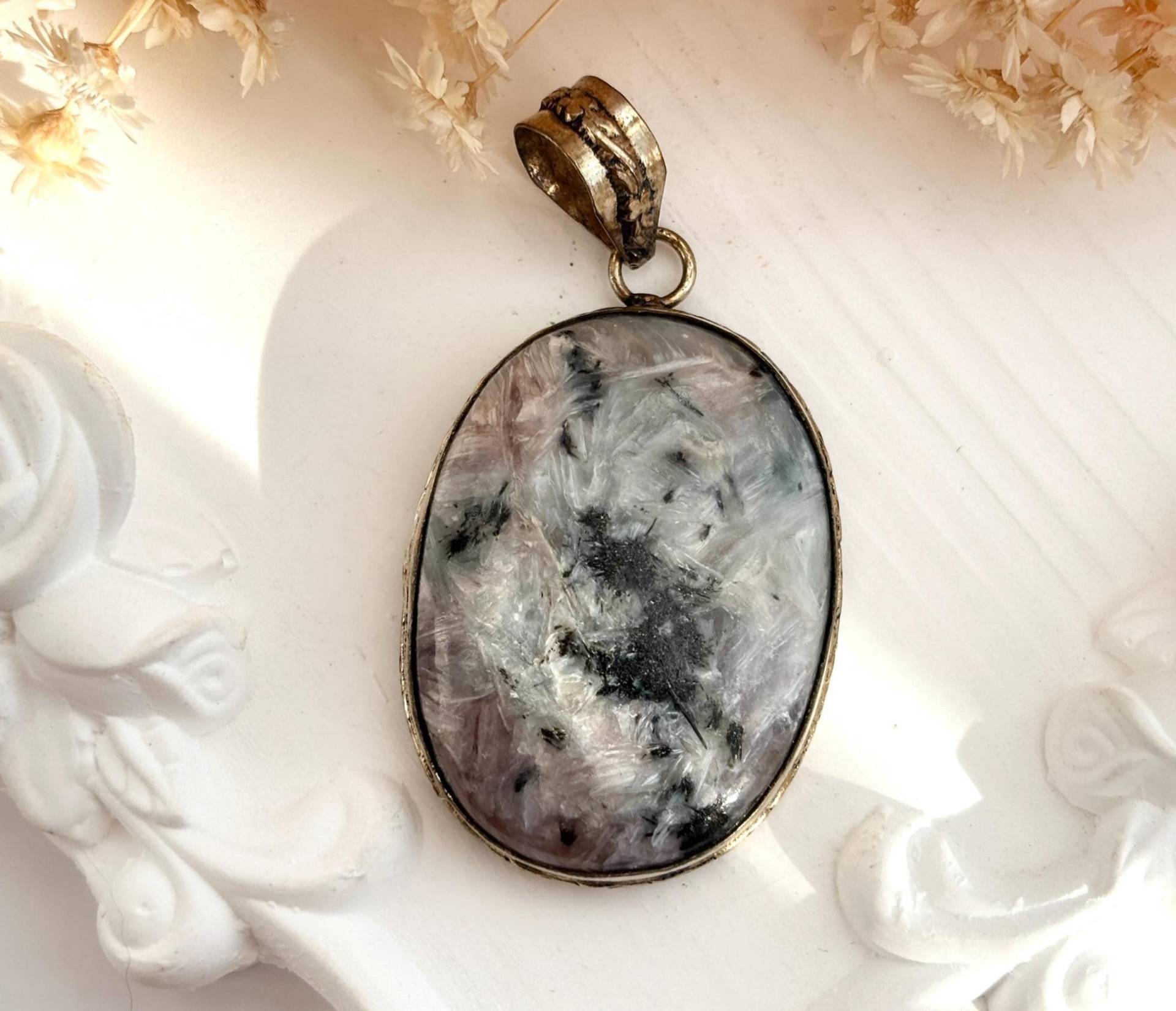 Lila Charoite Oval Edelstein Lünette Set Hand Geschnitzt Gold Vermeil Getönt Sterling Silber 925 Vintage Statement Anhänger von TheNostalgiaHaus