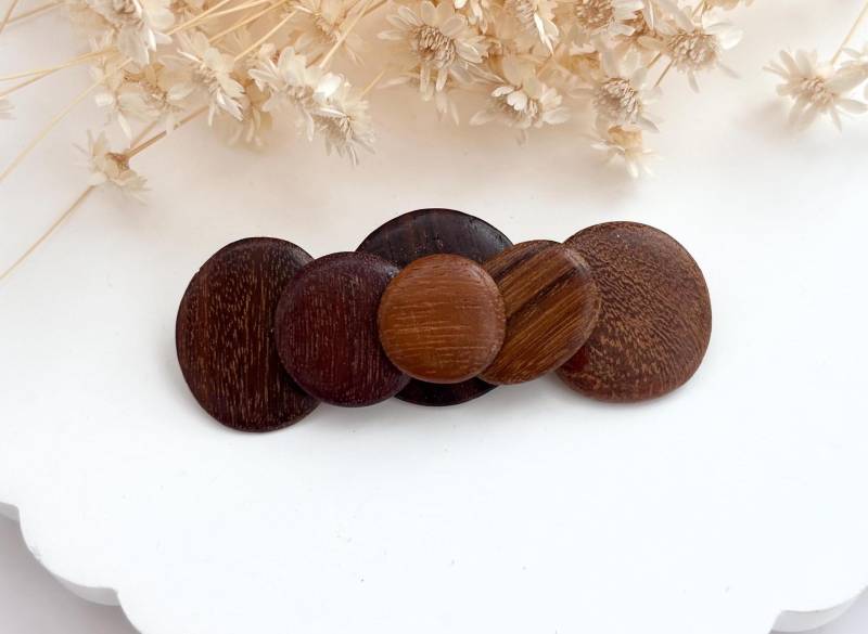 Midcentury Moderne Dunkle Massivholz Vintage Handgemachte Kreisförmige Brosche Pin von TheNostalgiaHaus