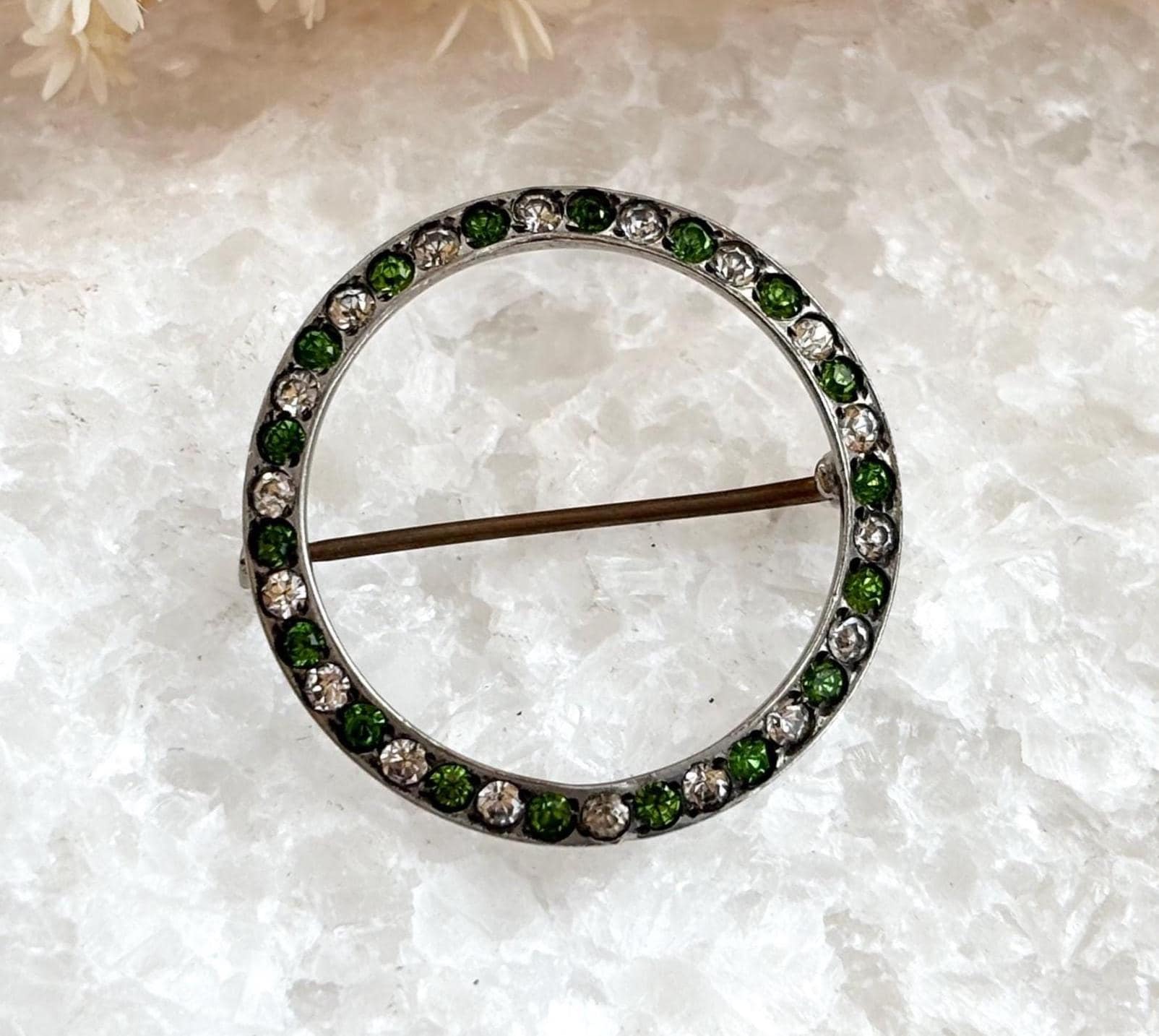 Minimalist Grün & Klar Strass Akzentuiert Runde Kranz Geformt Sterling Silber Vintage Brosche Anhänger Pin von TheNostalgiaHaus