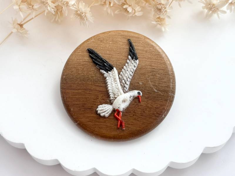 Möwe Figural Handbemalte Kreisrunde Massivholz Vintage Brosche Pin von TheNostalgiaHaus