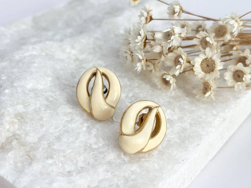 Monet Signierte Goldfarbene Cremefarbene Emaille Schöne Vintage Ohrclips von TheNostalgiaHaus