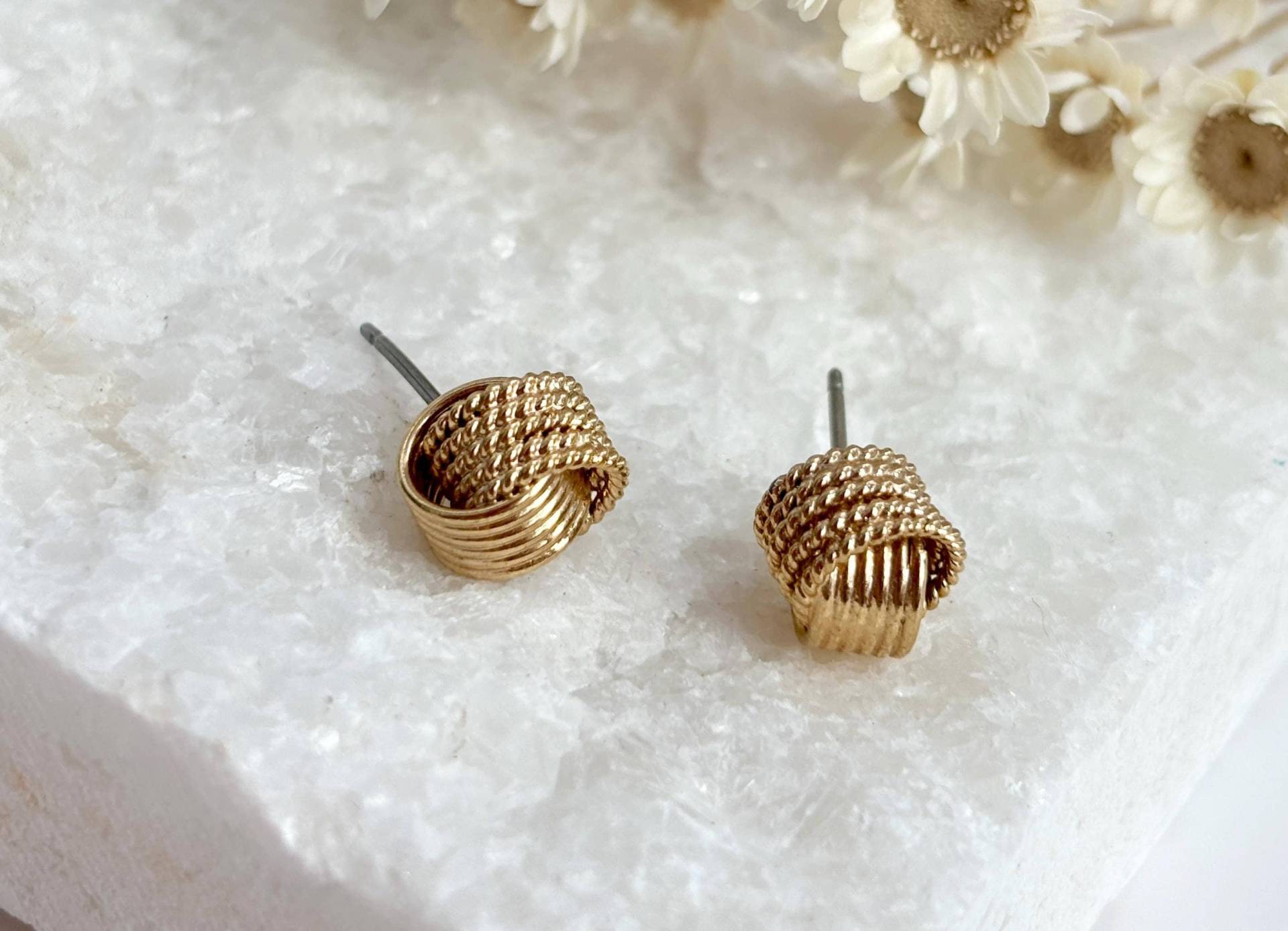 Niedliche Kleine Goldfarbene Seil Entworfen Gestreifte Minimalist Zierliche Ohrstecker von TheNostalgiaHaus