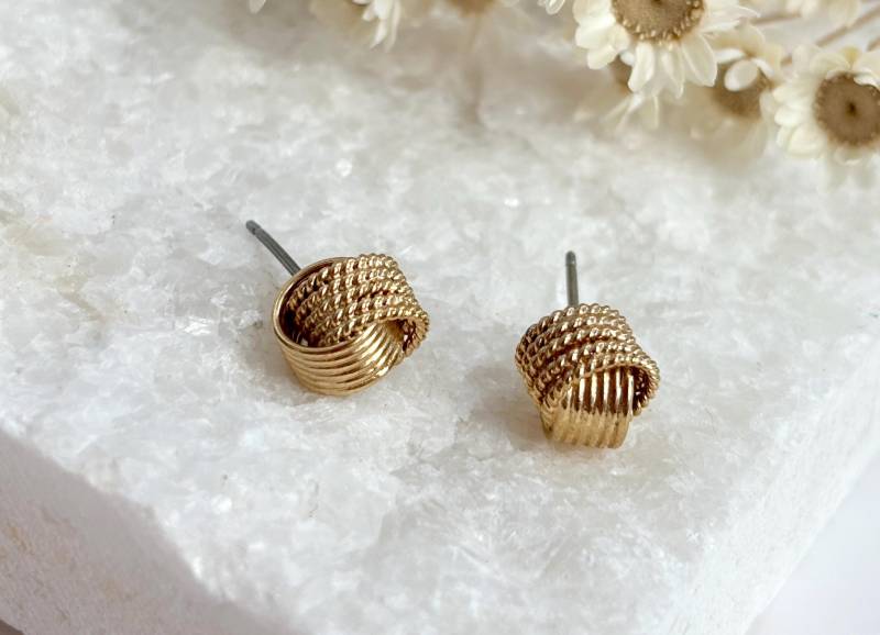 Niedliche Kleine Goldfarbene Seil Entworfen Gestreifte Minimalist Zierliche Ohrstecker von TheNostalgiaHaus