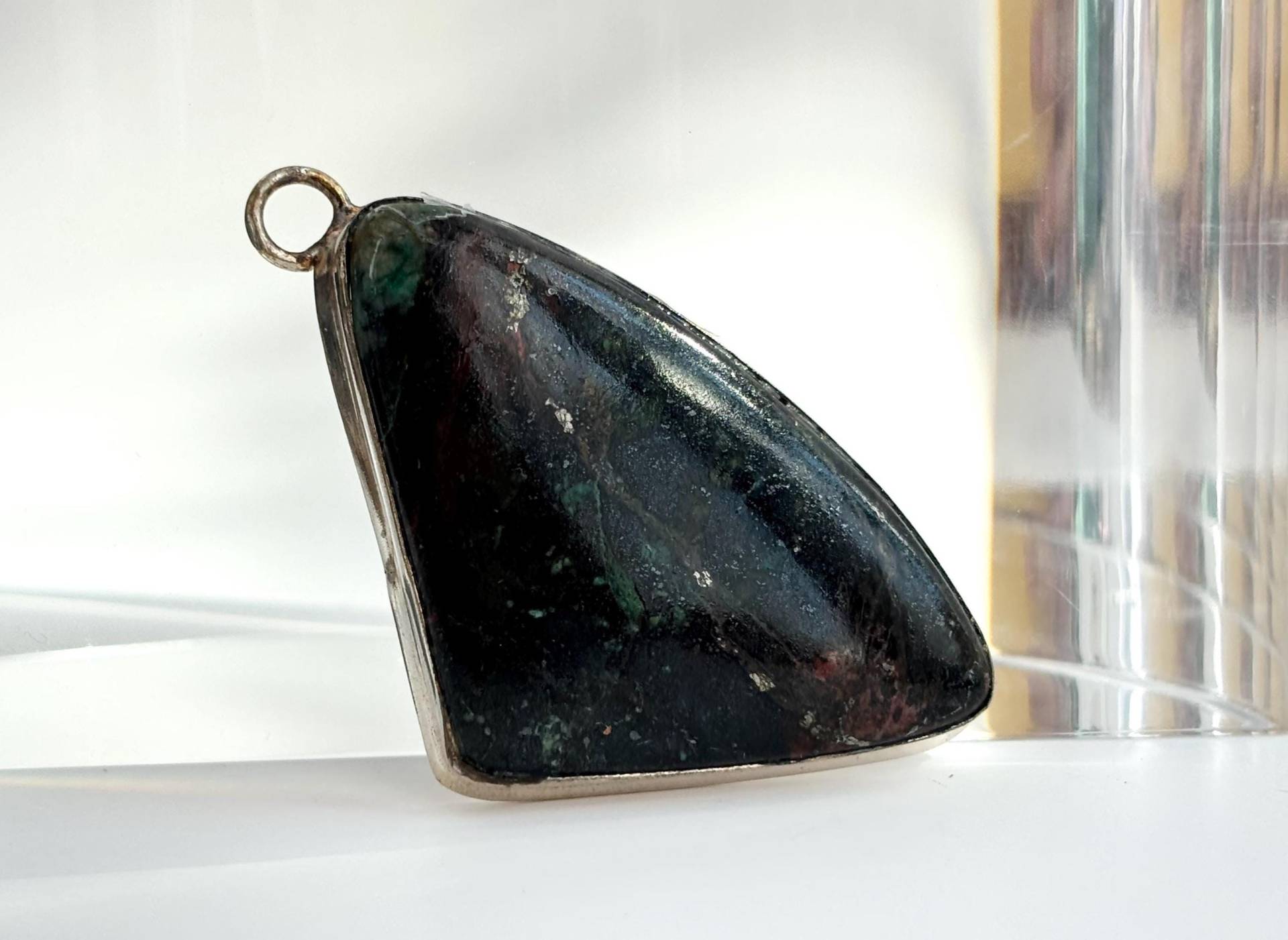 Nuummite Edelstein Lünette Gesetzt Geformten Großen Silberfarbenen Vintage Statement Anhänger von TheNostalgiaHaus