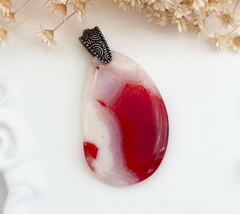 Rot & Weiß Poliert Achat Kristall Oval Form Silber Getönt Teardrop Vintage Statement Anhänger von TheNostalgiaHaus