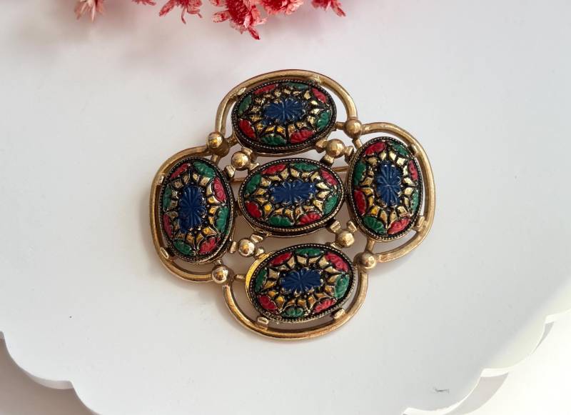 Sarah Coventry Signierte 1968 Goldfarbene Emaillierte Vintage Anstecknadel von TheNostalgiaHaus