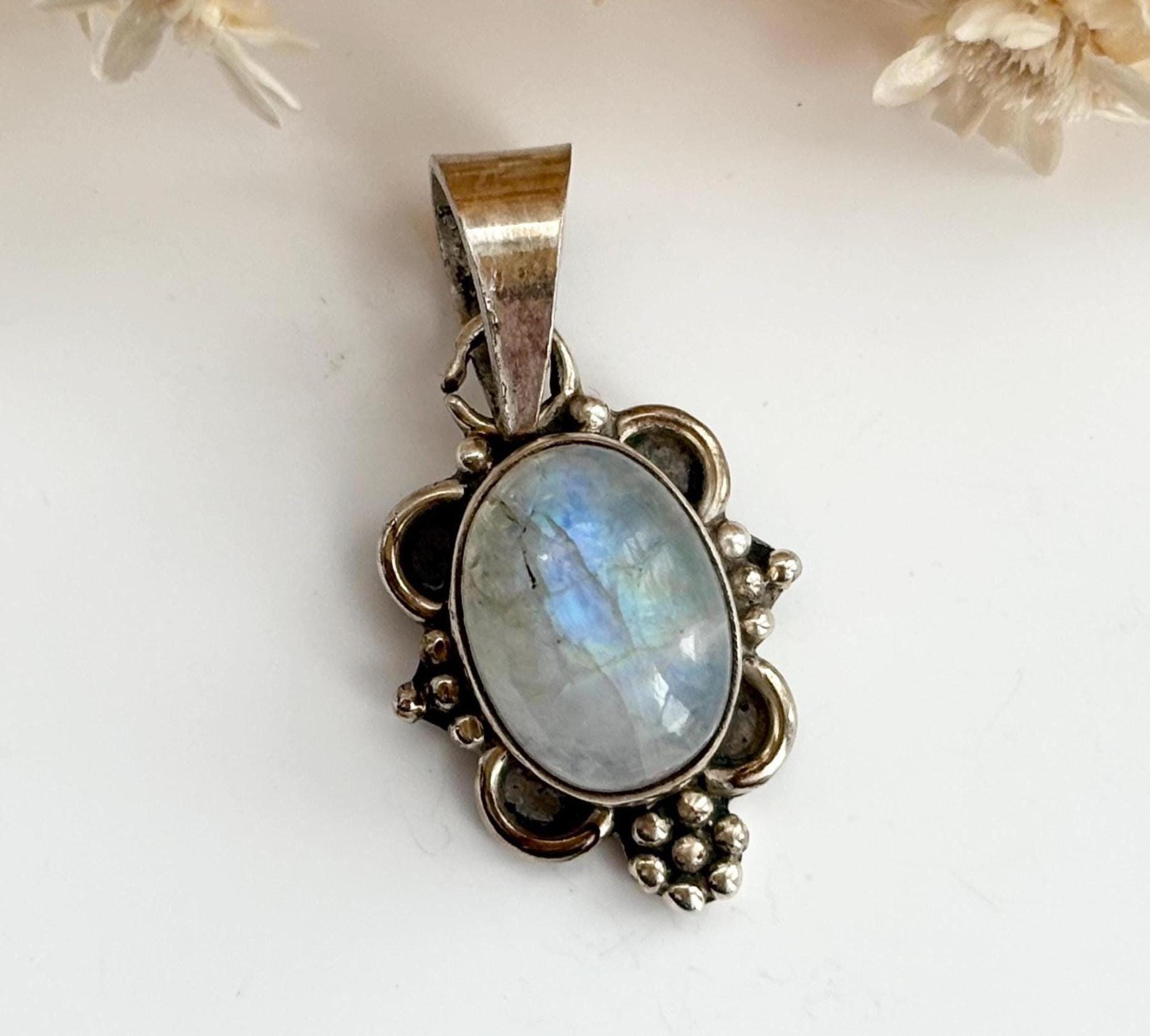 Schillernder Opal Modernist Cabochon Halbedelstein Minimalist Sterling Silber 925 Vintage Statement Anhänger von TheNostalgiaHaus