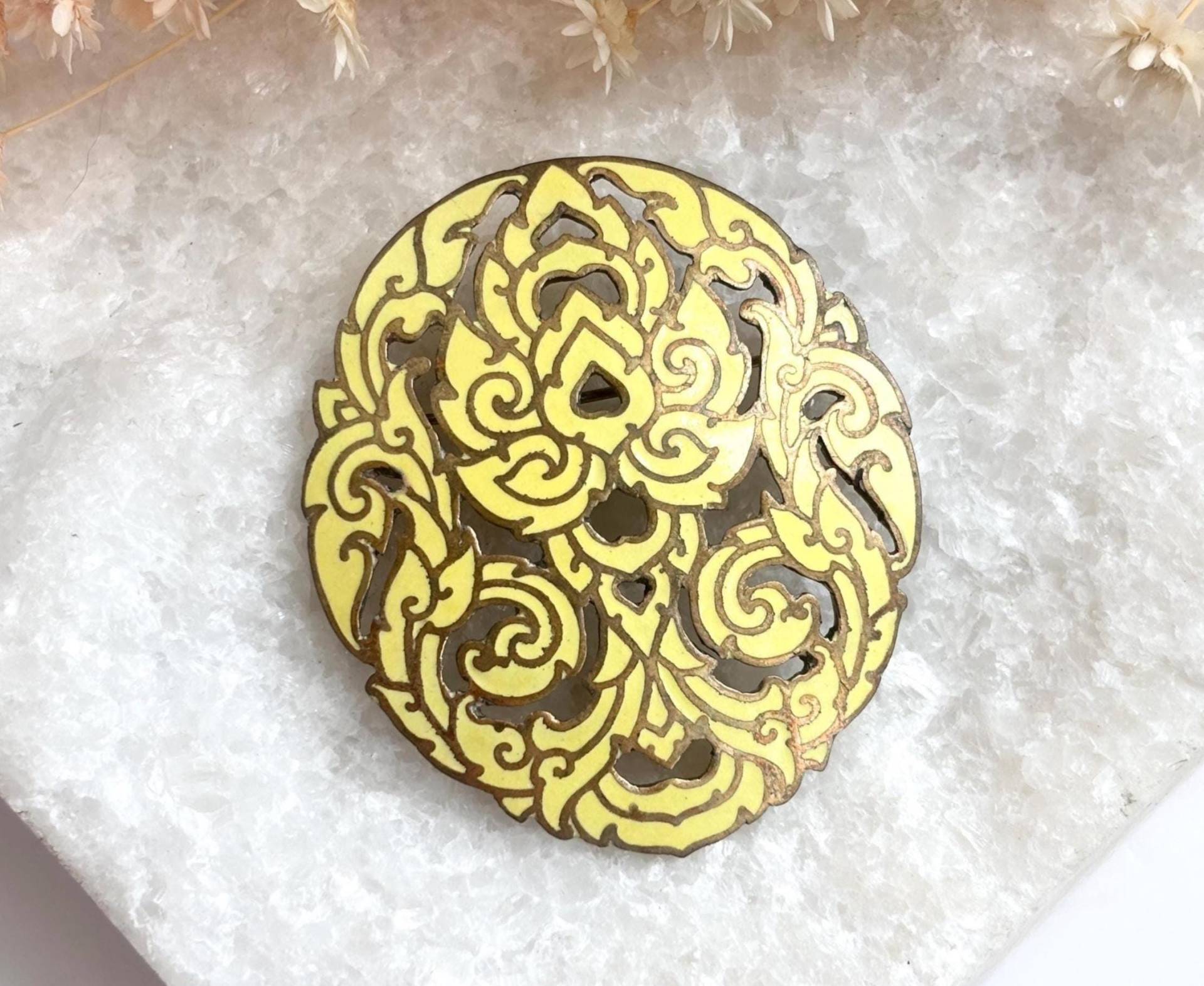 Siam Made Cloissone Goldfarbene Gelbe Emaille Verzierter Vintage Ausschnitt Brosche Anstecknadel von TheNostalgiaHaus