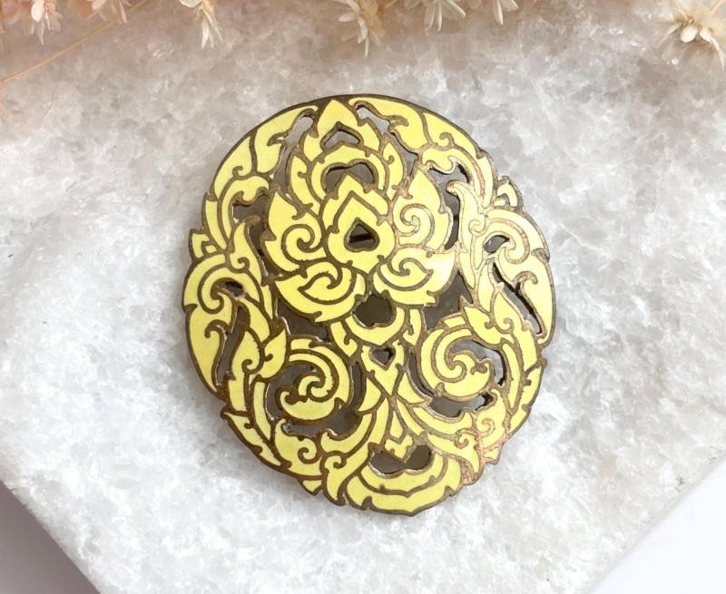 Siam Made Cloissone Goldfarbene Gelbe Emaille Verzierter Vintage Ausschnitt Brosche Anstecknadel von TheNostalgiaHaus