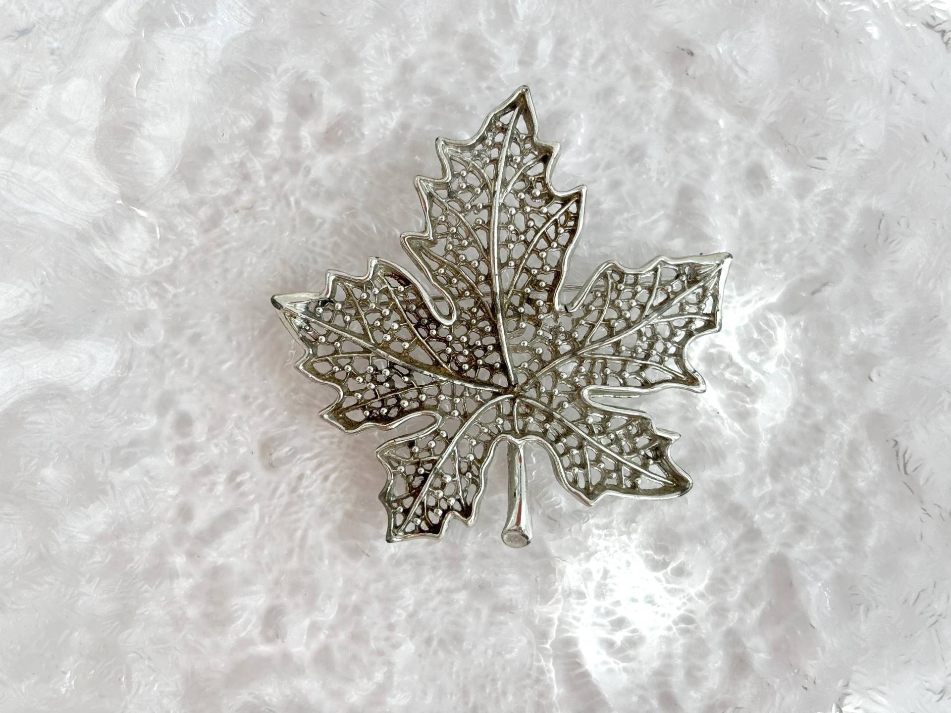 Silber Ton Sarah Coventry Vintage Filigree Ahornblatt | Laub Retro Brosche Pin von TheNostalgiaHaus