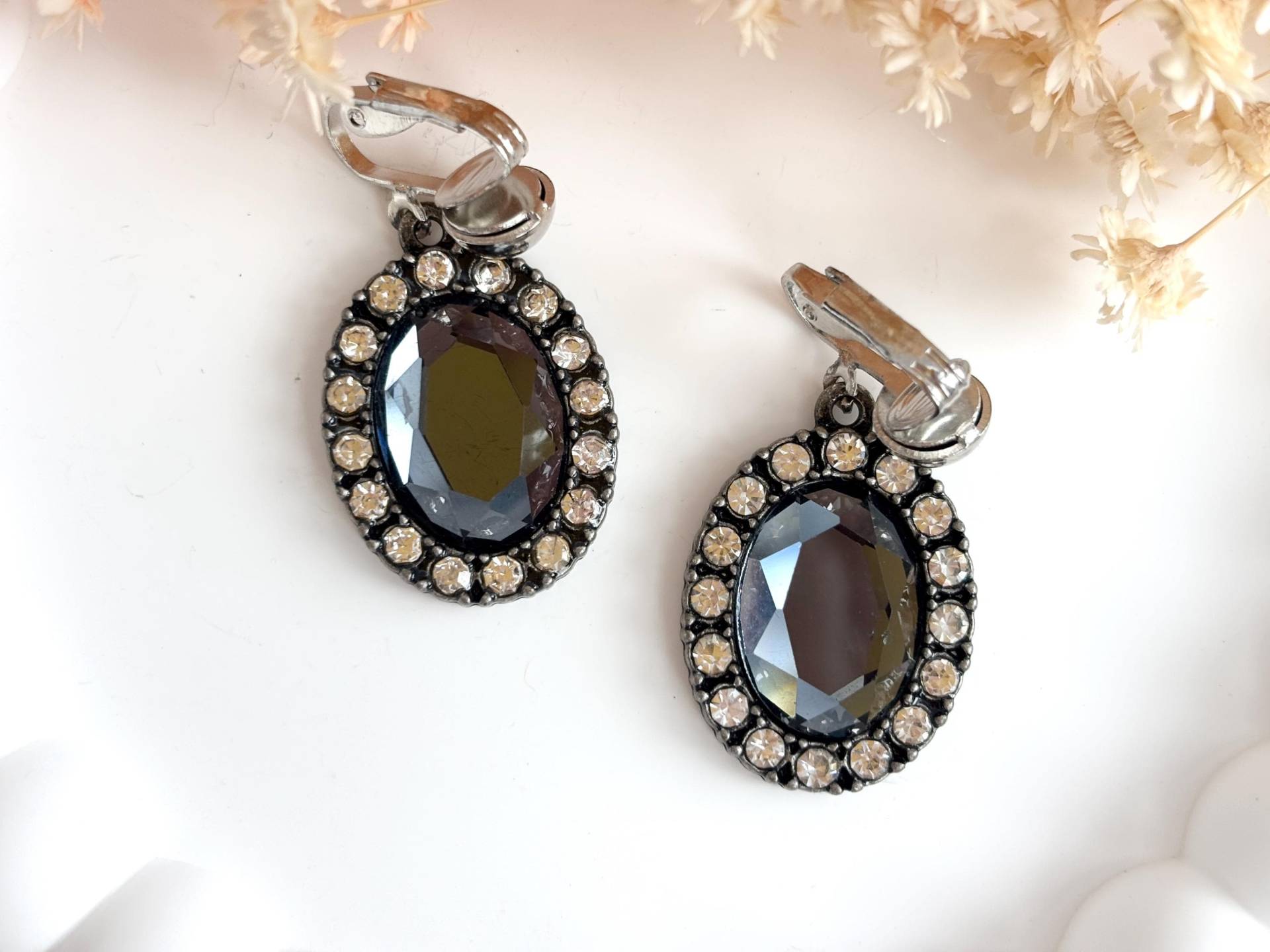 Silberfarbene Facettierte Ovale Graue Rhinestone-Halo-Art Baumeln Texturierte Clip Auf Ohrringen von TheNostalgiaHaus