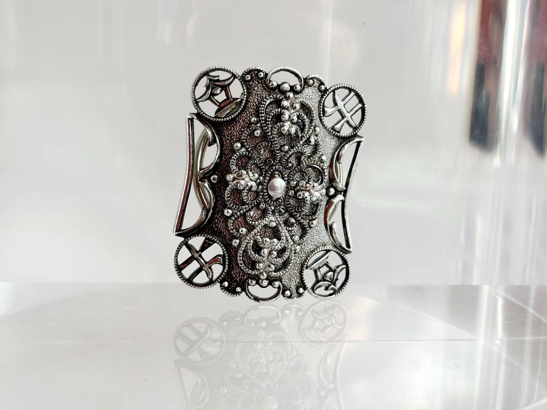 Silberfarbene Filigrane Deutsche Perlen Texturierte Vintage Schal Clip von TheNostalgiaHaus