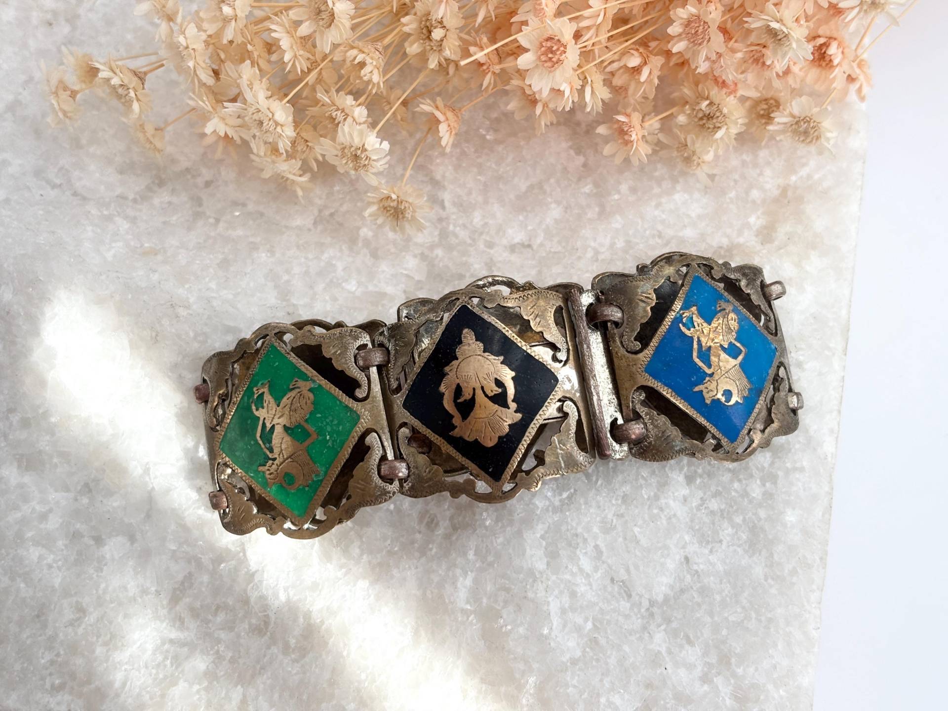 Silberfarbene Handgeschnitzte Mehrfarbige Getäfelte Familienwappen Ausschnitt Entworfen Chainlink Vintage Armband von TheNostalgiaHaus