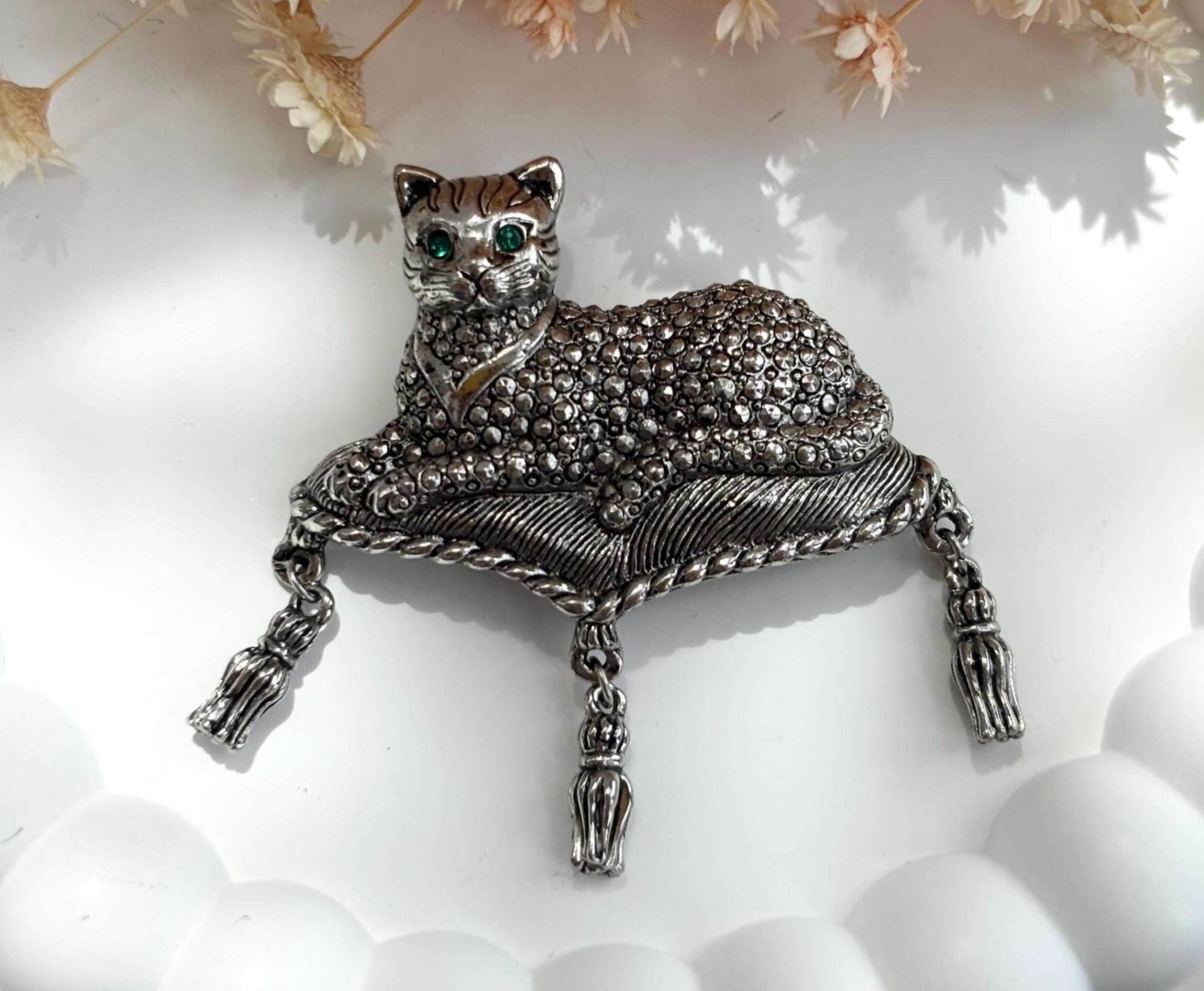 Silberfarbene Quastenkatze | Katze Kätzchen Figur Auf Kissen Markasit Akzent Vintage Brosche Anstecknadel von TheNostalgiaHaus