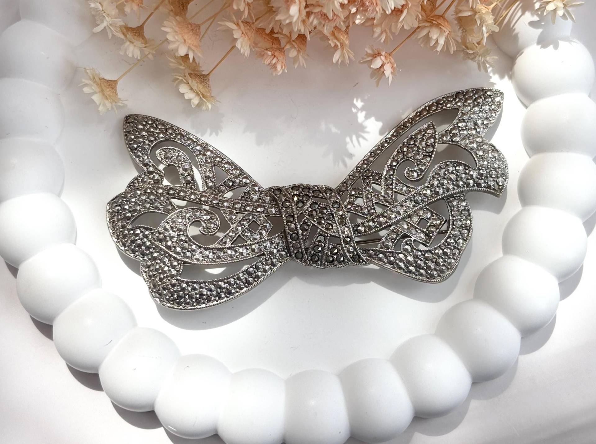 Silberfarbene Schleife Mit Markasitschleife Vintage Brosche Anstecknadel von TheNostalgiaHaus