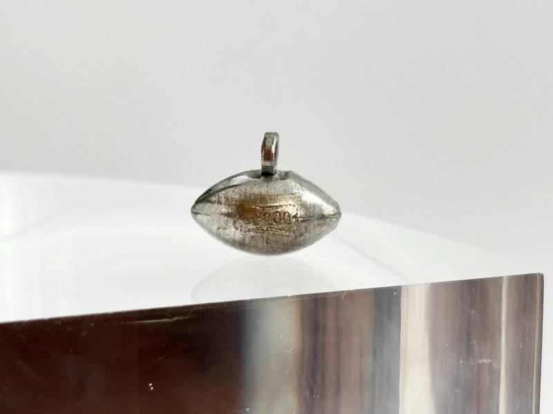 Silberfarbener Fußball-Förmiger Einfacher Zierlicher Minimaler Anhänger-Charme-Schmuckstück von TheNostalgiaHaus