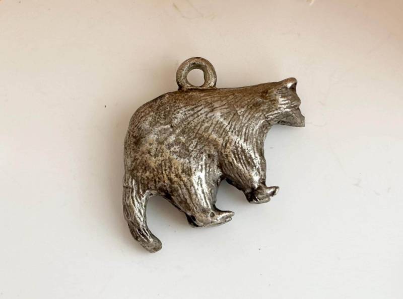 Silberfarbener Gehender Bär Teeny Tiny Figural Kleiner Niedlicher Vintage Anhänger von TheNostalgiaHaus