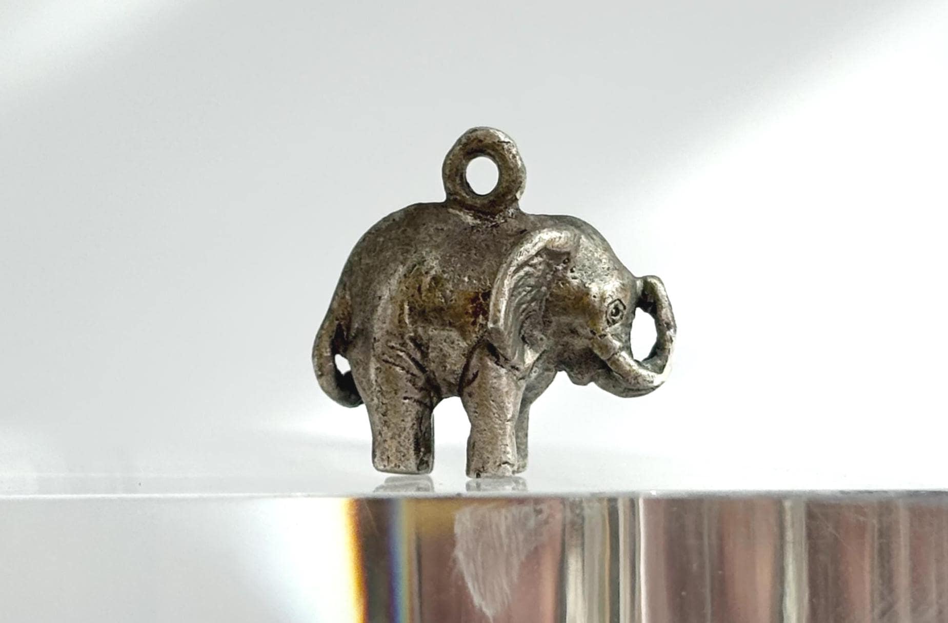 Silberfarbener Geschnitzter Glücks Elefant Teeny Winziger Figuraler Kleiner Niedlicher Vintage Anhänger von TheNostalgiaHaus