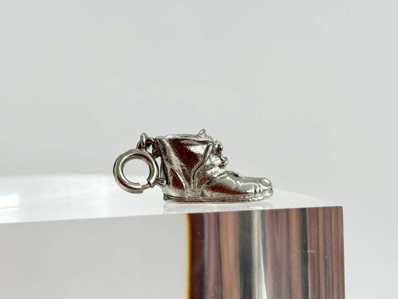 Silberfarbener Kleiner Sneaker Schuh Anhänger | Schmuckstück von TheNostalgiaHaus