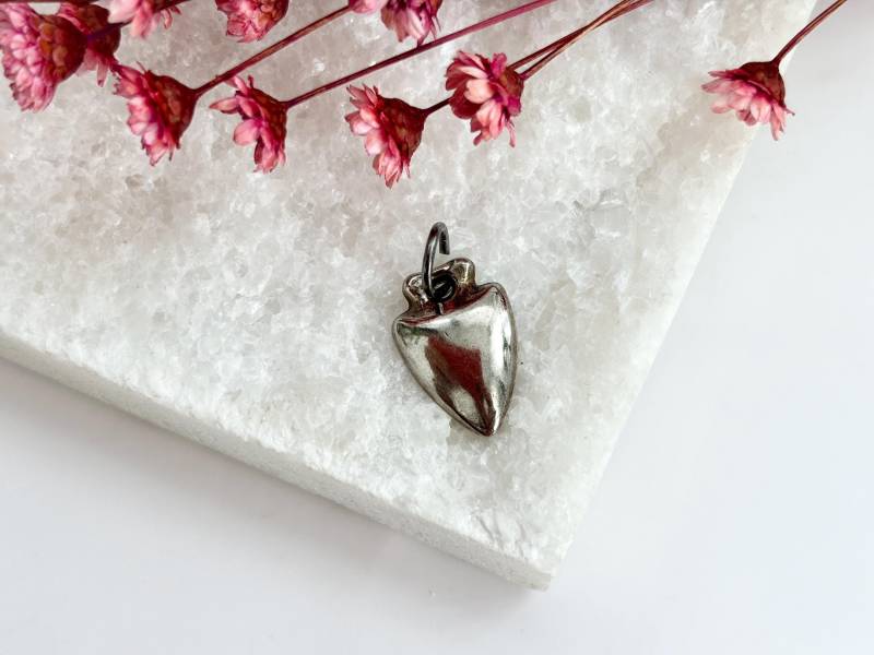 Silberfarbener Vintage Herzförmiger Kleiner Anhänger Charm Schmuckstück von TheNostalgiaHaus
