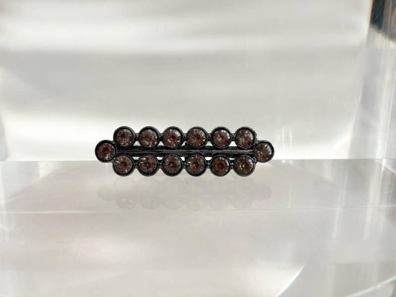 Silberfarbener Vintage Strass Klassisch Elegant Zweireihige Brosche Anstecknadel von TheNostalgiaHaus